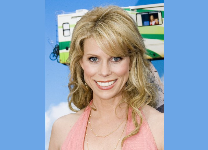 Cheryl Hines - Curled hairstyle with smoothed bangs